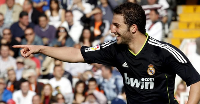 El delantero argentino del Real Madrid Gonzalo Higuaín celebra el segundo gol que ha marcado al Valencia, cuarto para su equipo, durante el partido correspondiente a la trigésima tercera jornada de Liga de Primera División que ambos equipos disputan esta 