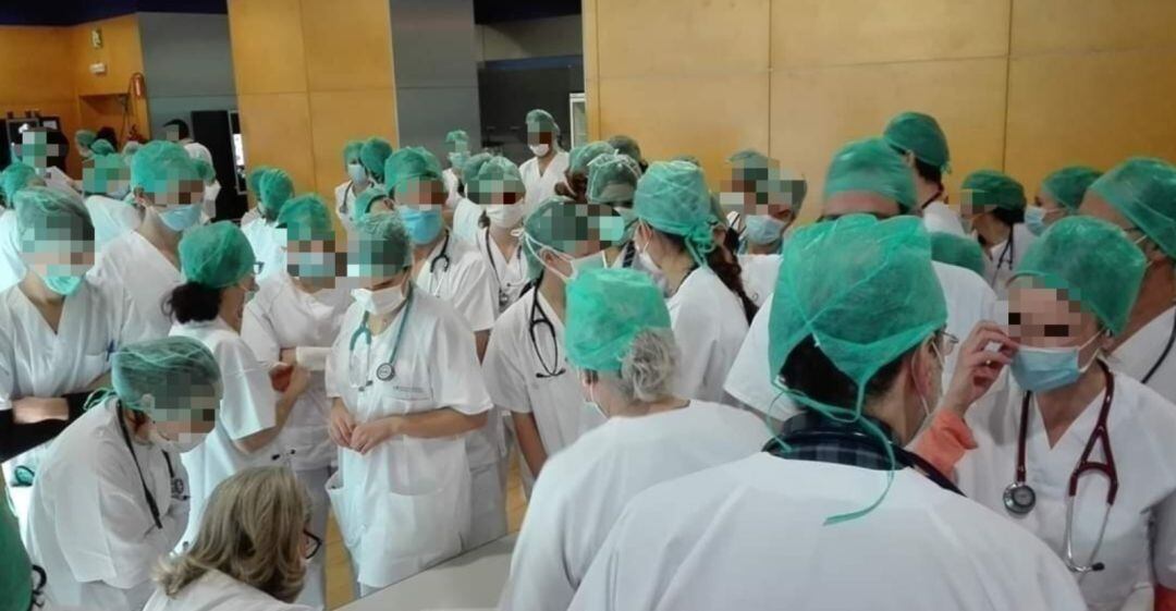 Imagen de una de la salas de IFEMA donde se concentran los médicos de Atención Primaria a la espera de recibir la charla formativa del hospital de campaña