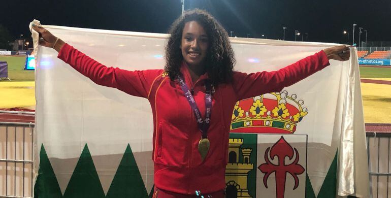 María Vicente con la bandera de Huélamo (Cuenca).