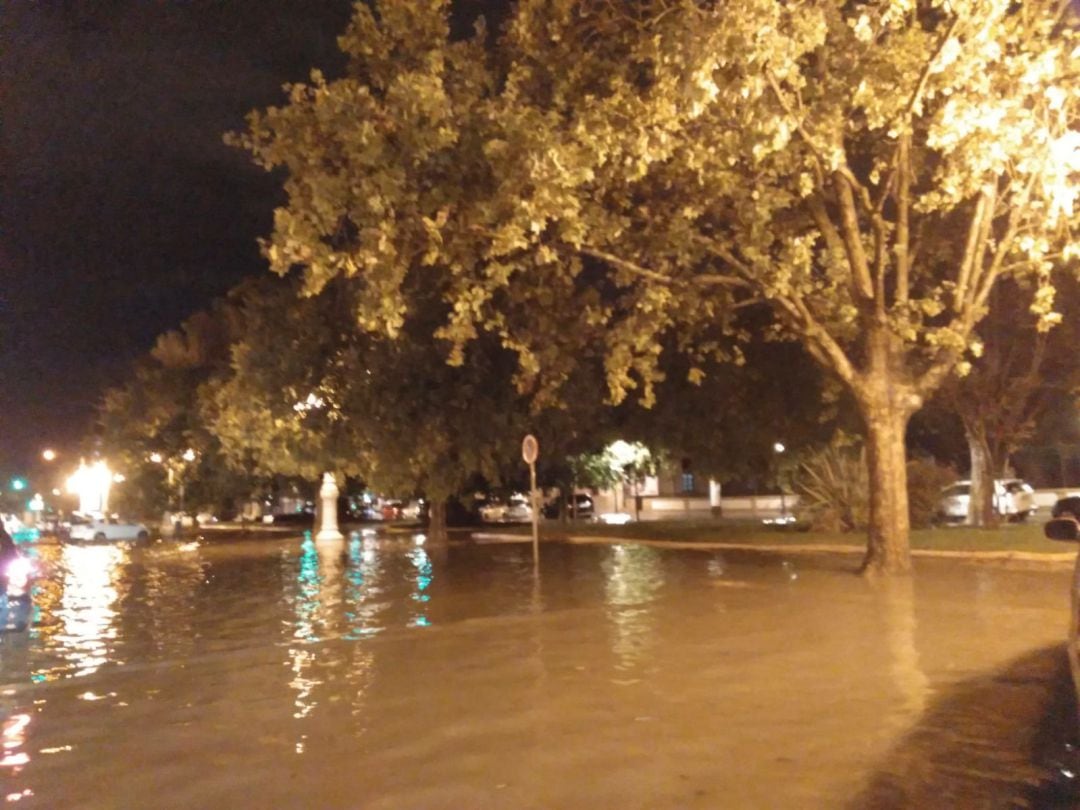 El Paseo de la Alameda tras la lluvia torrencial caída esta tarde