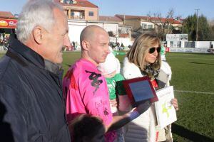 Sañudo, presidente del Racing, Javi Díez y Sagrario González, presidente del Astorga, en el homenaje al portero leonés