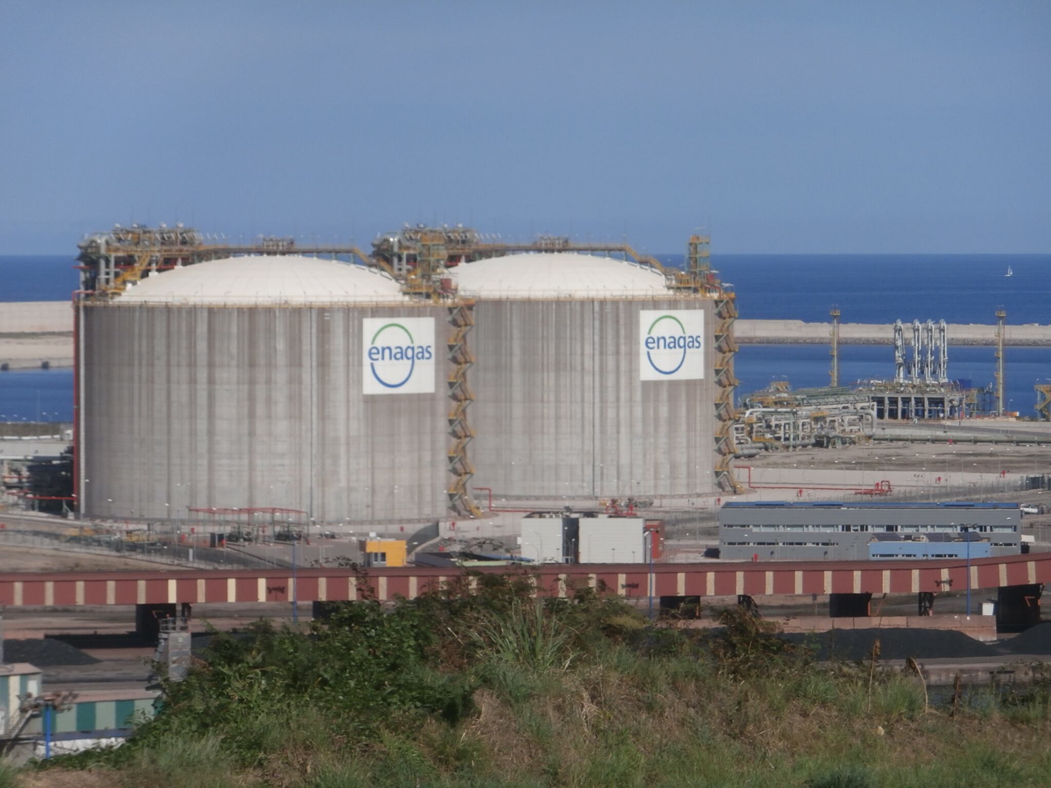 La regasificadora del Musel podrá empezar a almacenar gas en agosto