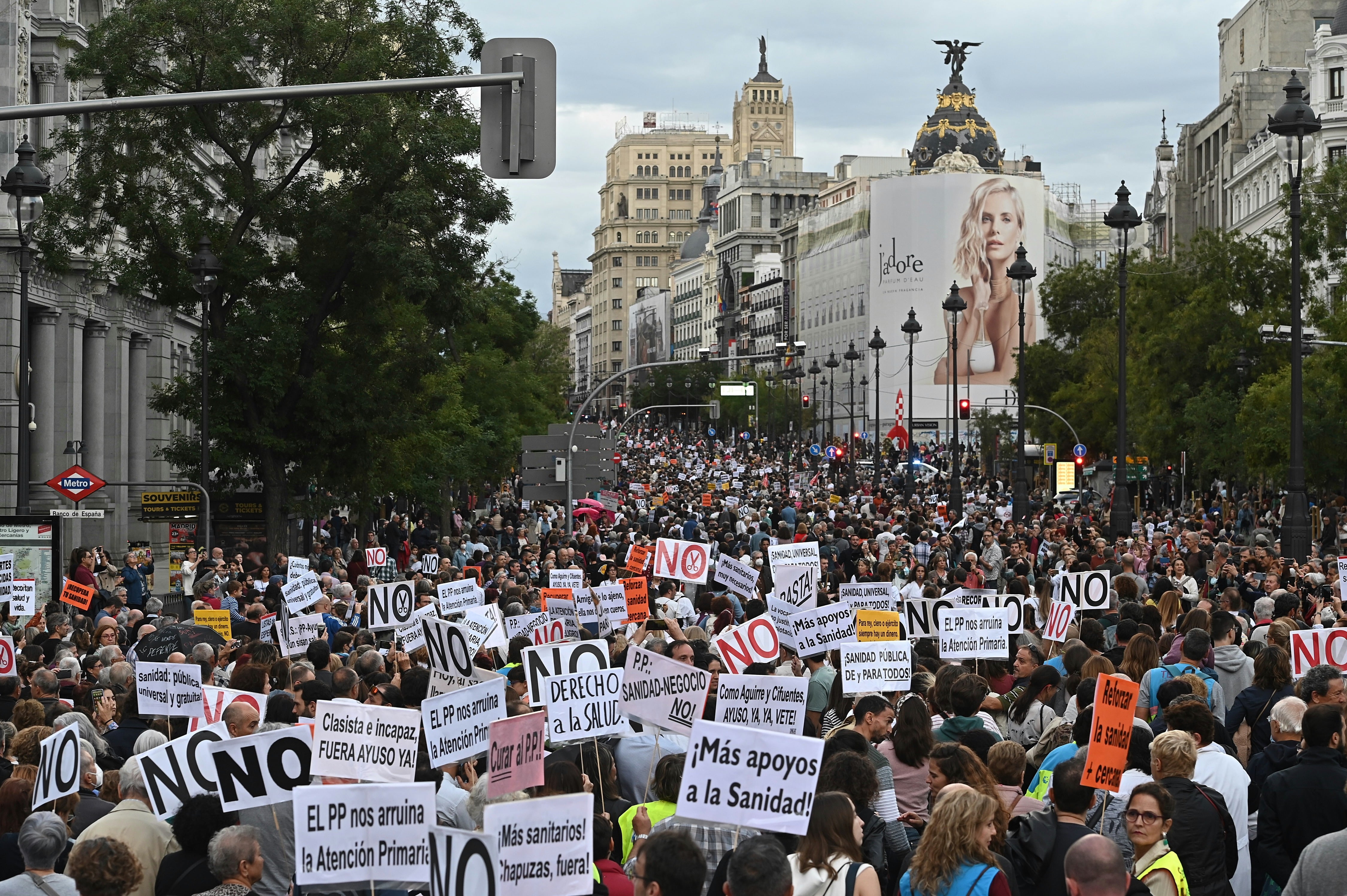 MADRID, 22/10/2022.- Un momento de la manifestación celebrada hoy sábado en Madrid en defensa de la Sanidad Pública y para revertir el desmantelamiento de servicios y el modelo sanitario que está llevando a cabo el gobierno de la Comunidad de Madrid. EFE / Fernando Villar.
