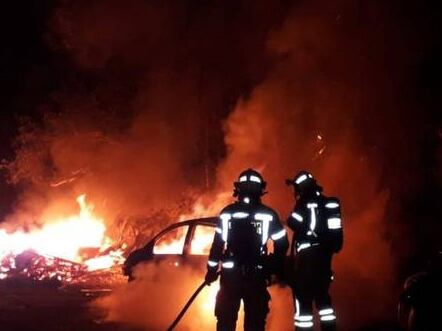 Imagen de archivo. Bomberos de Bizkaia sofocan el incendio de un vehículo.