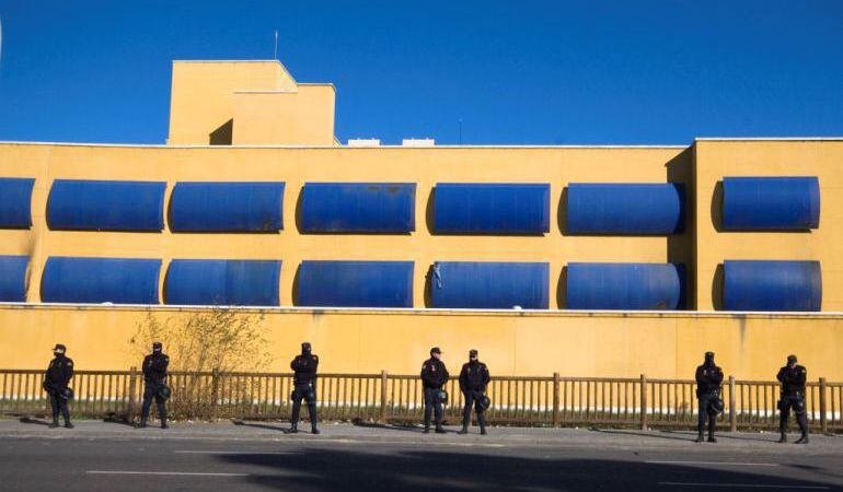 La policía en la puerta del CIE de Aluche de Madrid