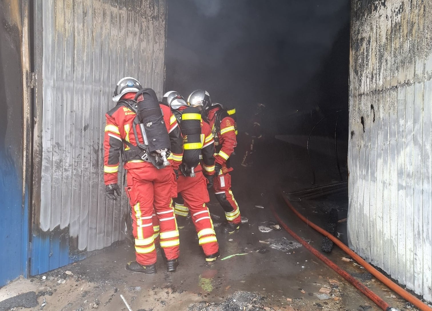 Hasta ocho dotaciones de bomberos del parque de Parla participaron en la intervención.