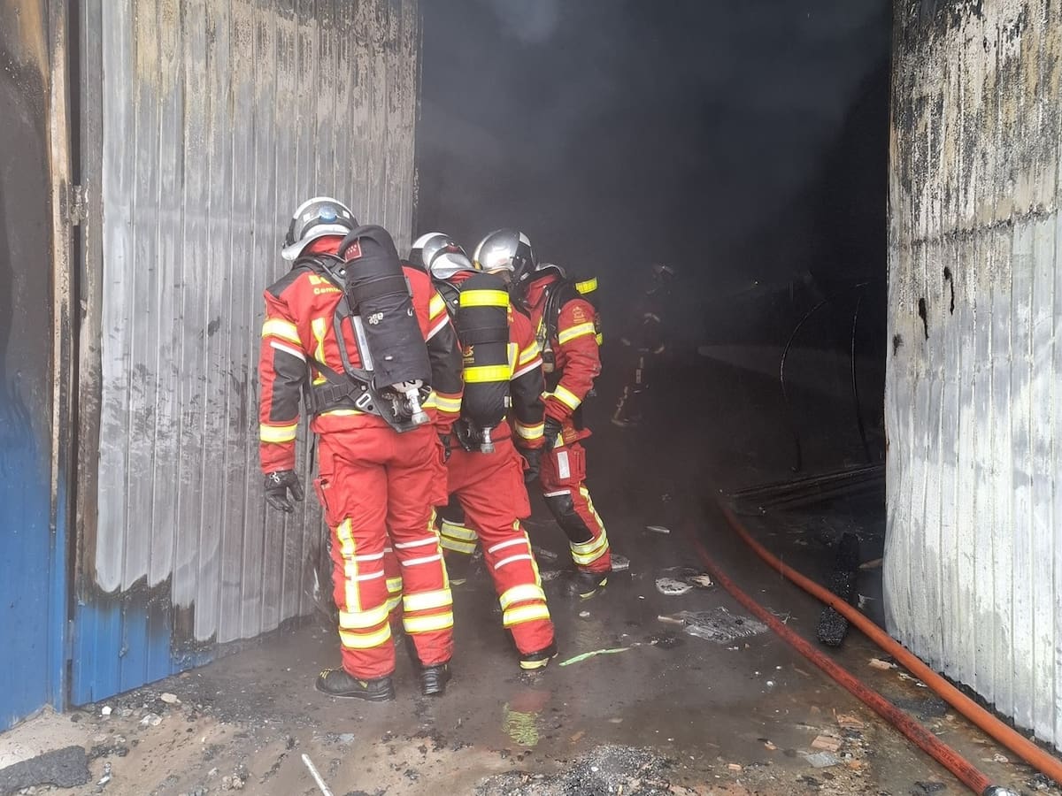 Un incendio calcina un almacén de maderas en Fuenlabrada