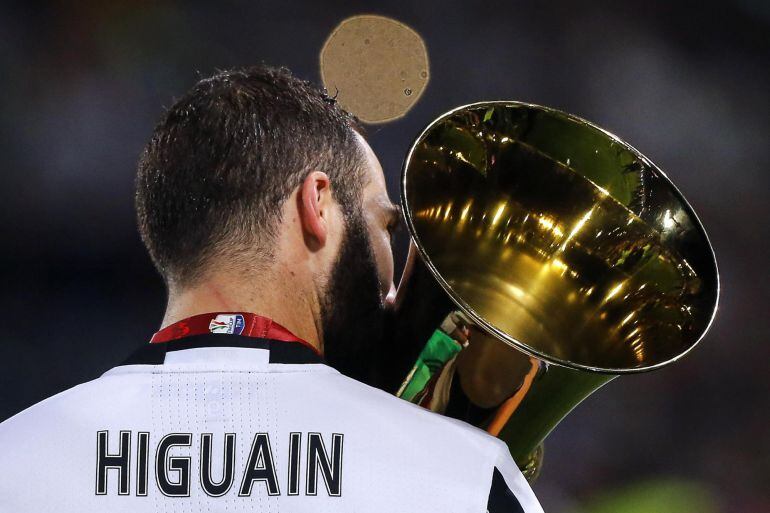 Higuaín con la Copa de Italia