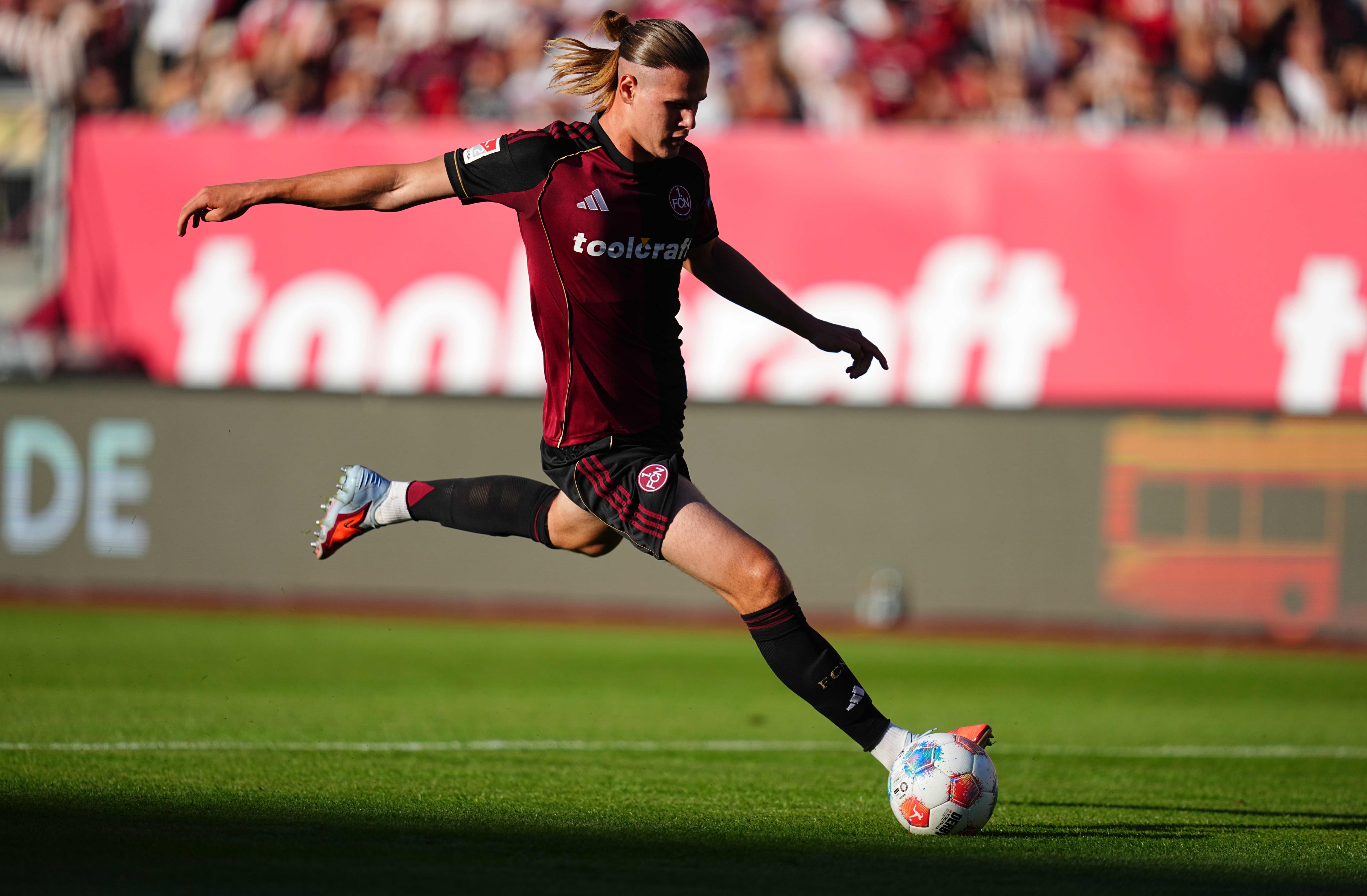 Artem Stepanov, del 1. FC Nürnberg, dispara a portería ante Darmstadt. (Foto: Ulrik Pedersen/NurPhoto)