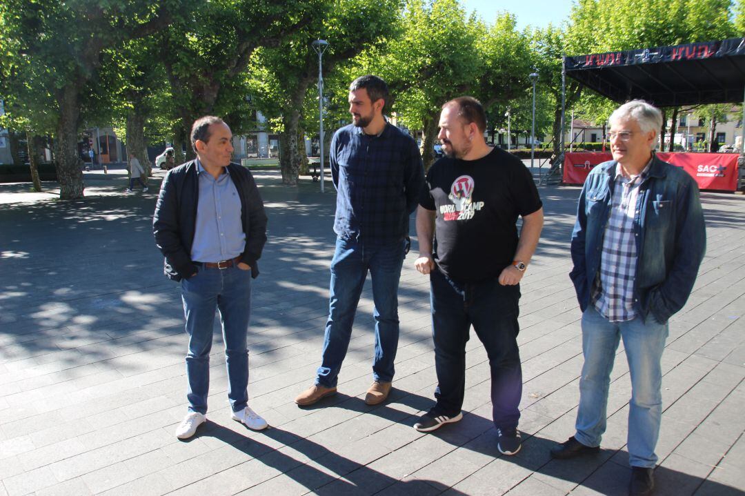 Miguel Ángel Páez, delegado de Impulso de Ciudad, junto a los impulsores del WordCamp Irun. 