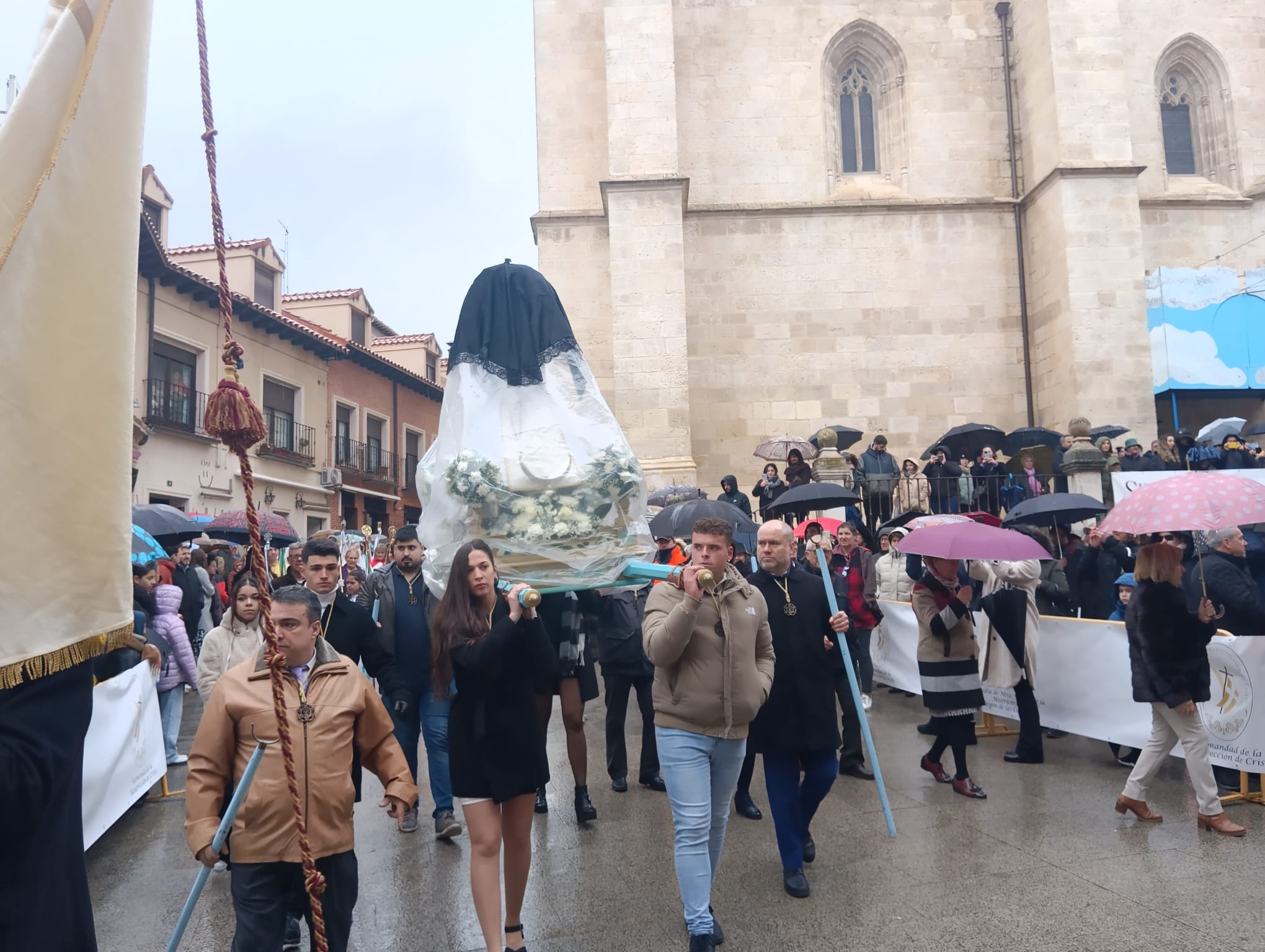 La Virgen llega unos minutos antes de que se abra el globo