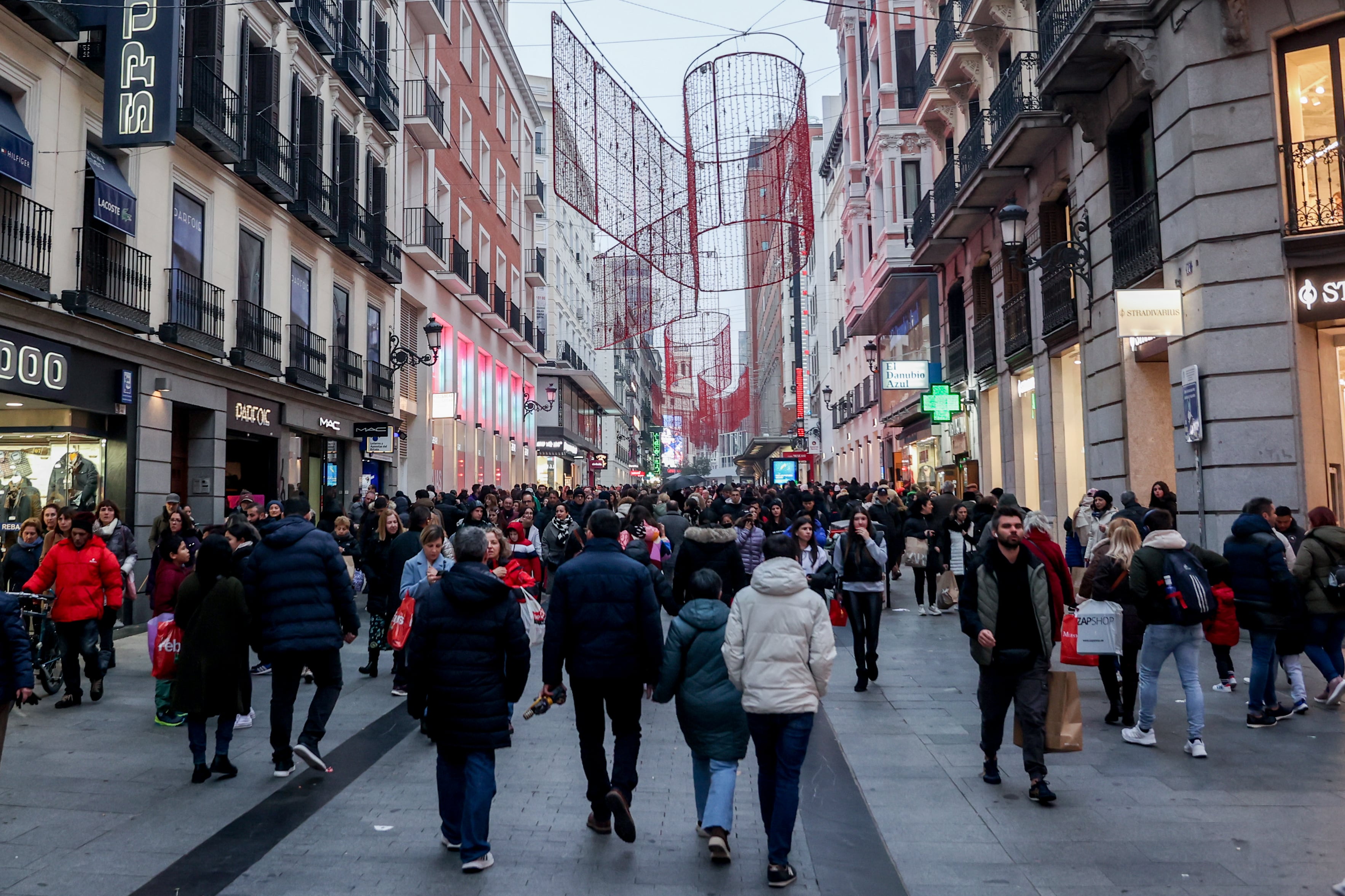 Cientos de personas en una calle de Madrid (Photo By Ricardo Rubio/Europa Press via Getty Images)