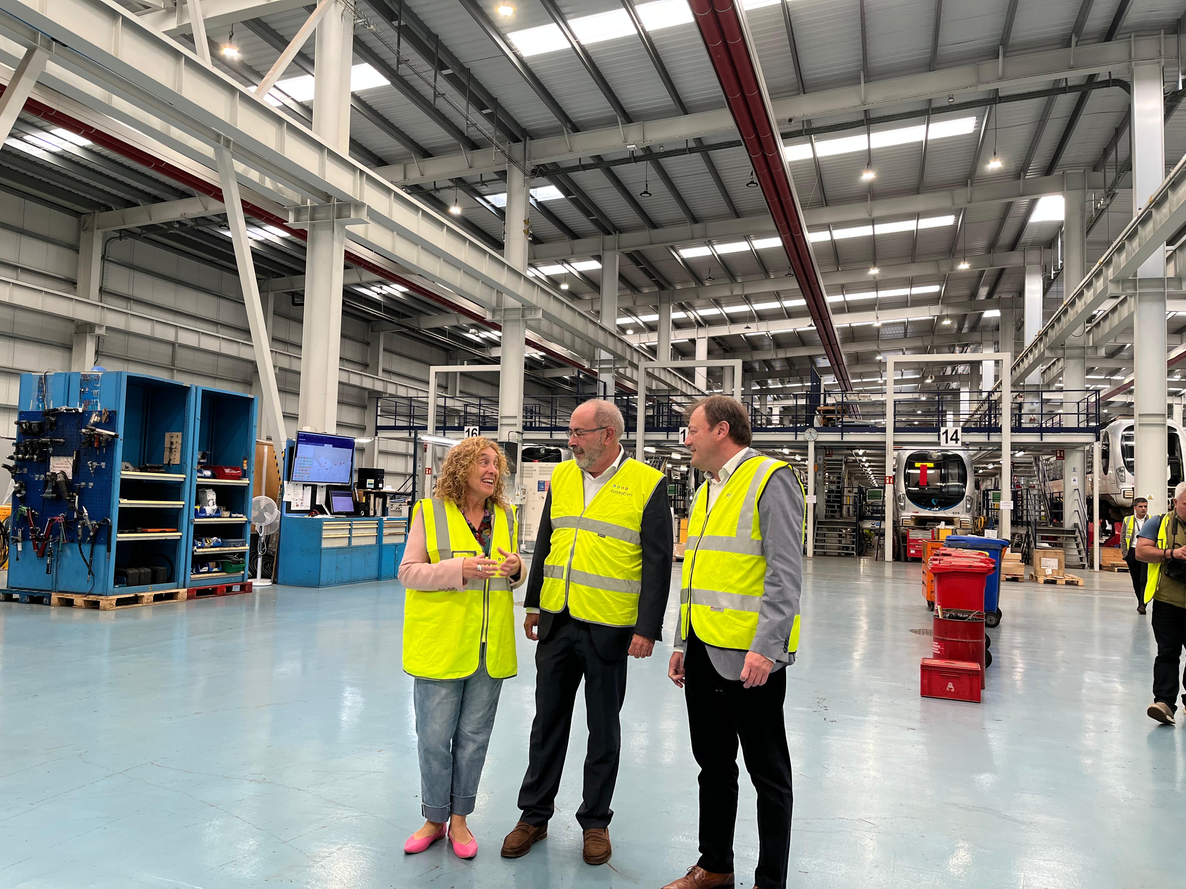 La consejera de Movilidad Sostenible del Gobierno Vasco Susana García Chueca junto los directores generales de Euskotren y de Euskal Trenbide Sarea Antonio López y Javier Seoane.