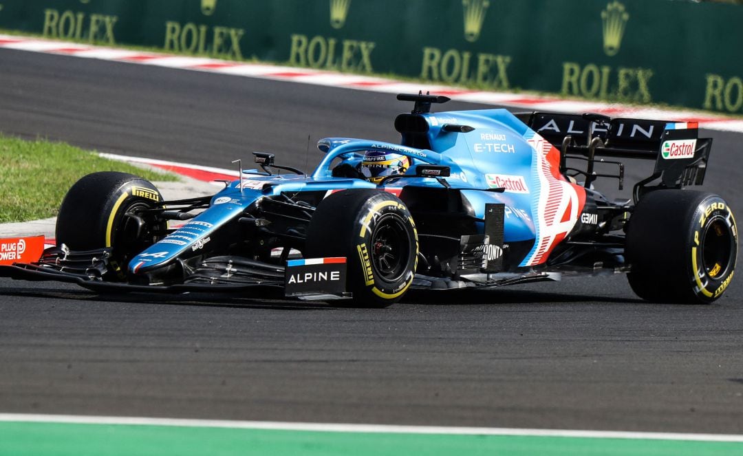 Fernando Alonso conduciendo su vehículo Alpine