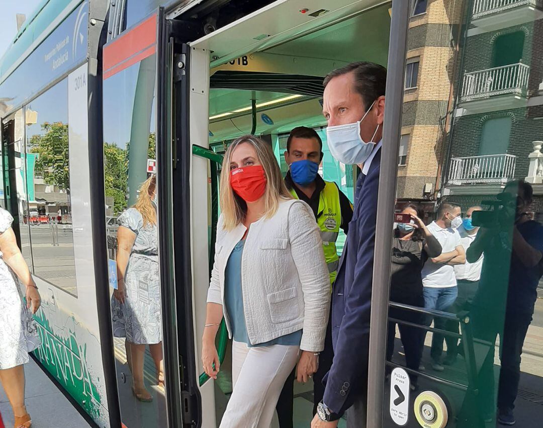 La consejera de Fomento de la Junta, Marifrán Carazo, en el metro de Granada