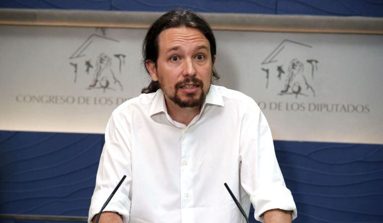 El líder de Podemos, Pablo Iglesias, durante la rueda de prensa que ha ofrecido este jueves en el Congreso de los Diputados para expresar su opinión sobre la declaración del presidente del Gobierno, Mariano Rajoy, como testigo en el macrojuicio de corrupc