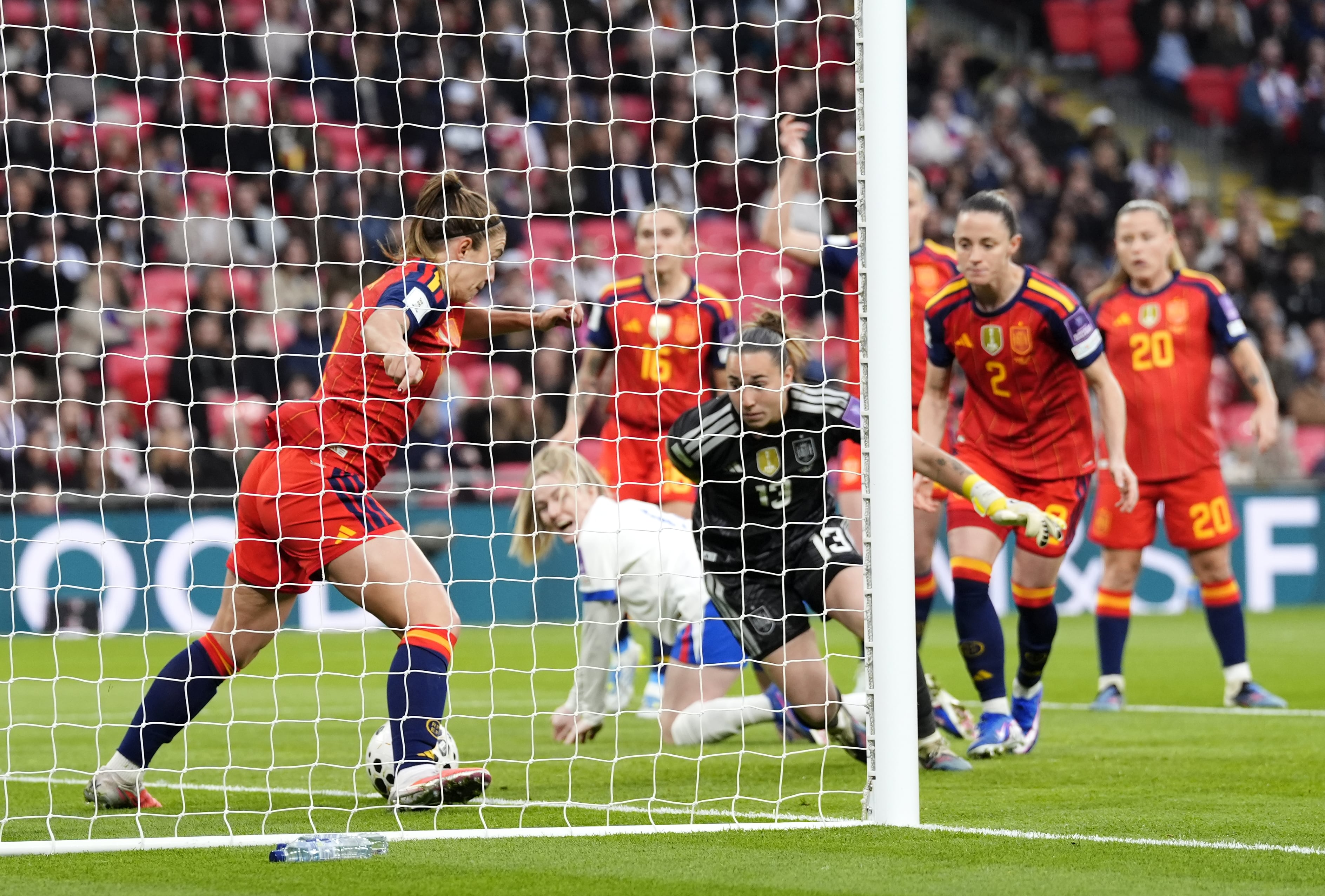 Alexia Putellas trata de despejar el gol de Hemp sobre la línea