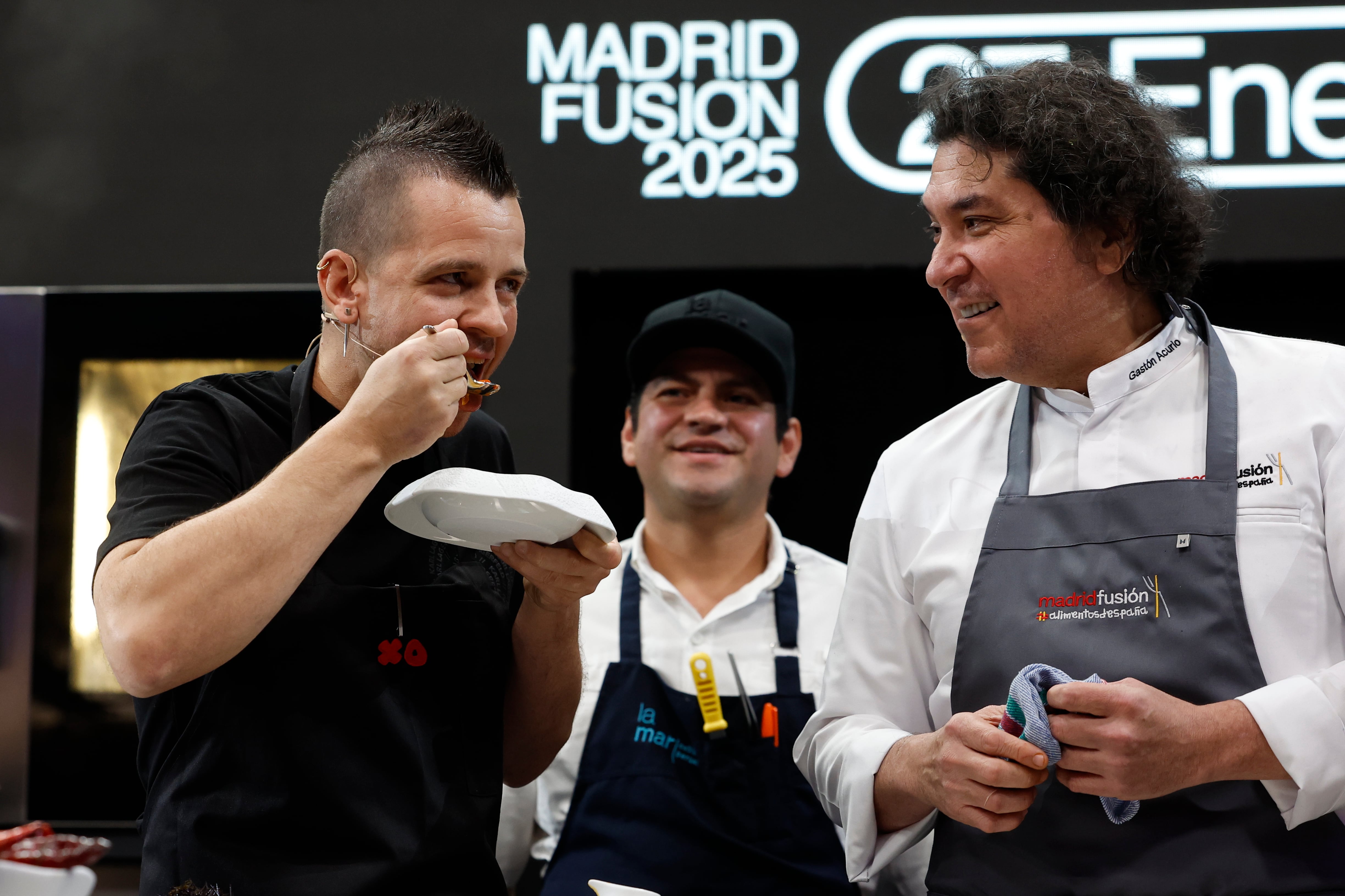 Los cocineros Dabiz Muñoz y Gastón Acurio, durante su ponencia de este lunes en Madrid Fusión 2025.