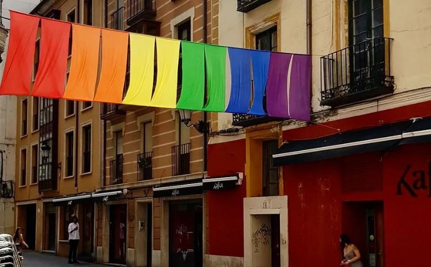 La bandera LGTBI que cuelga en la calle del bar Kafka.