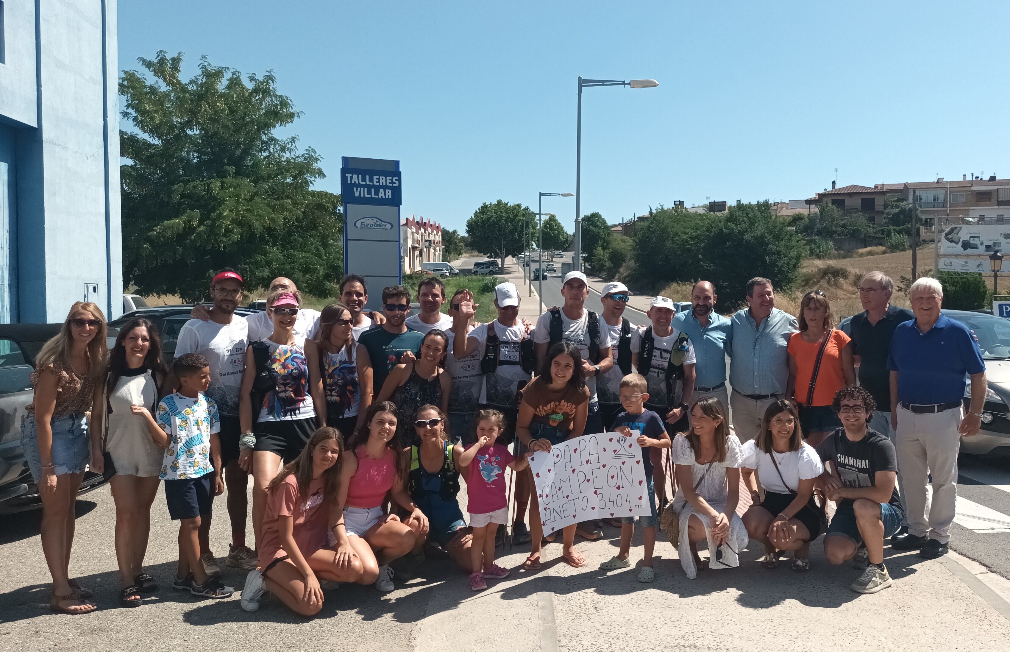 Los ocho montañeros del reto cumbre del Aneto- Barbastro han sido recibidos por familiares y amigos