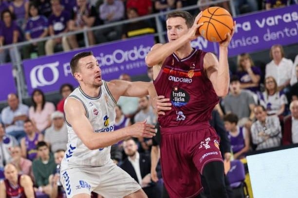 Micovic (derecha), durante el partido ante el Palencia (Víctor Quintana)