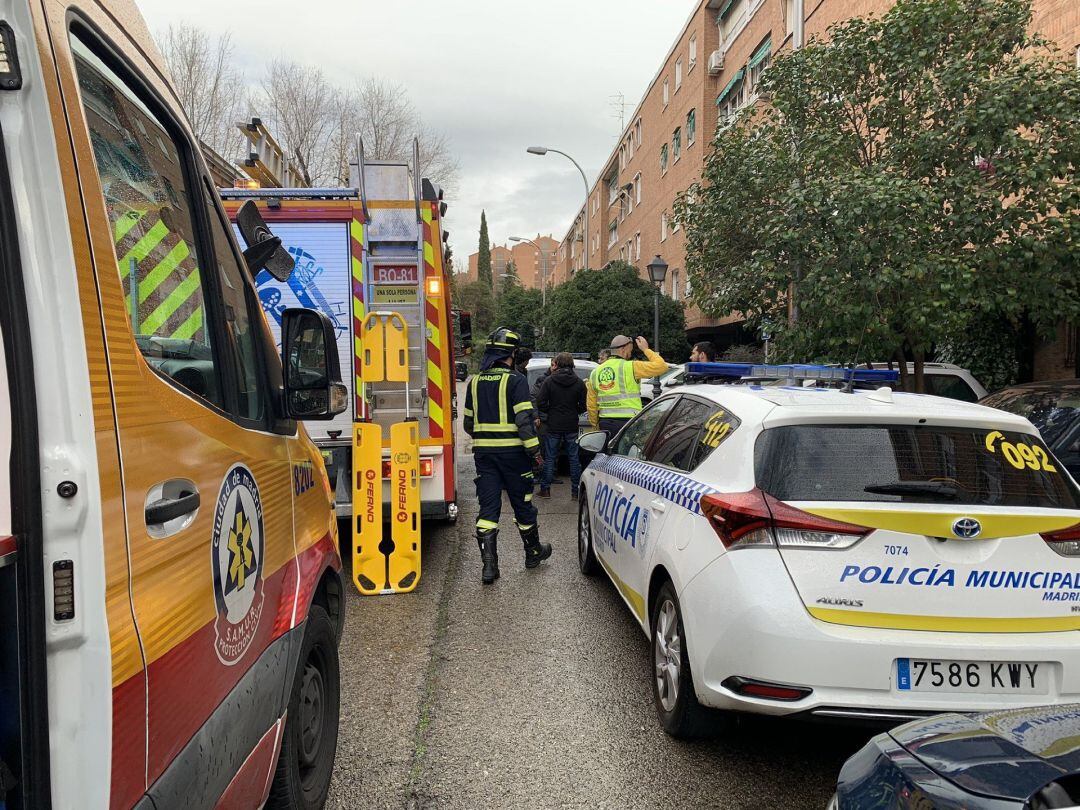 Bomberos del Ayuntamiento de Madrid con efectivos del Samur y Policía Municipal en el edificio Moratalaz en el que ha fallecido un trabajador de 56 año