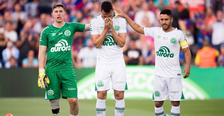 Los tres futbolistas que sobrevivieron al trágico accidente del Chapecoense, emocionados durante el Trofeo Joan Gamper