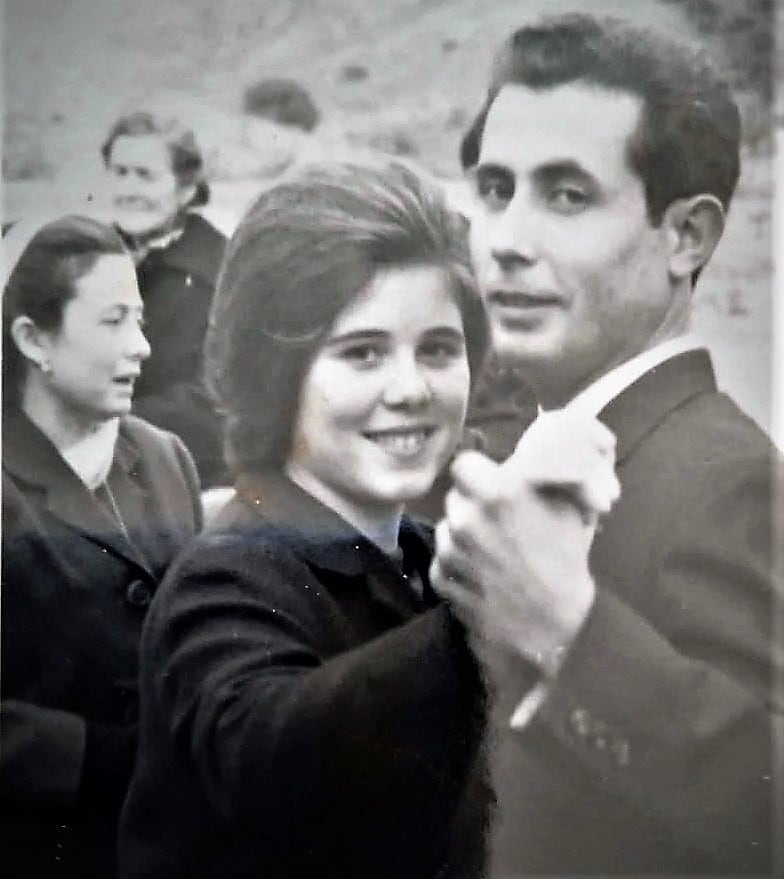 1965. Primer año de noviazgo . Baile de pujas en las fiestas que se celebraban en la rambla del Cañar .Pepita conocía a Salvador desde la infancia y de pequeño lo veía “muy feo”, pero al volver de la mili ya lo miraba con otros ojos y aunque se llevaba 7 años con el, esto no fue un impedimento para enamorarse.