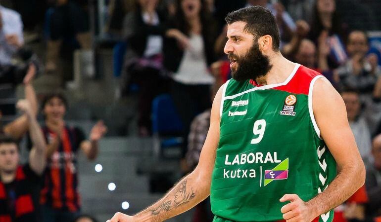 Bourousis volvió a dar un recital en el Buesa en un partido de Euroliga.