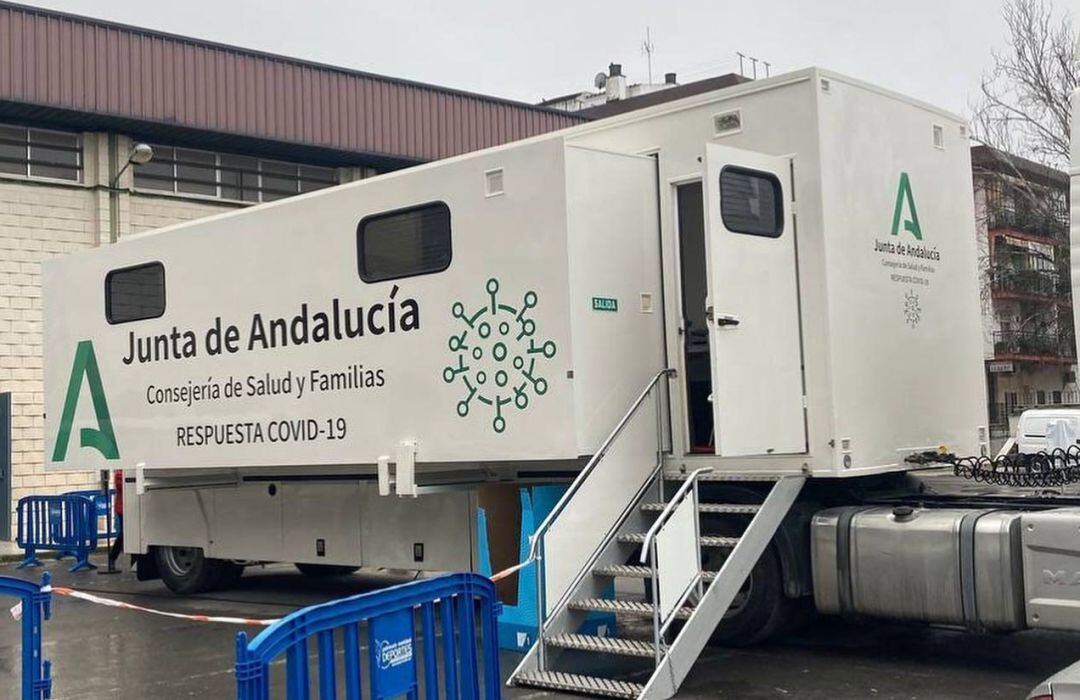 Una Unidad Móvil de la Consejería de Salud y Familias de la Junta de Andalucía encargada de realizar cribados masivos en una imagen de archivo.