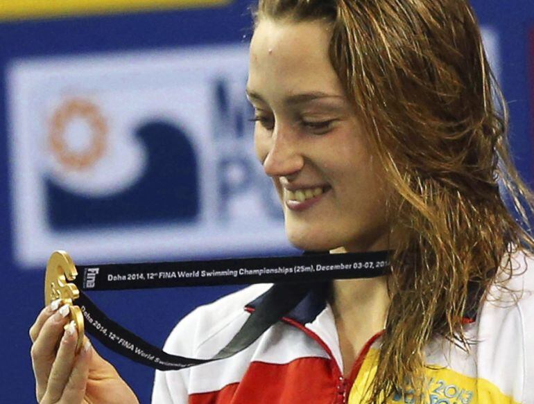 La nadadora Mireia Belmonte García celebra en el podio la medalla de oro y el nuevo récord mundial conseguido en la final de los 200 metros mariposa durante la 12º edición de los Mundiales de natación de piscina corta en el Hamad Aquatic Centre en Doha