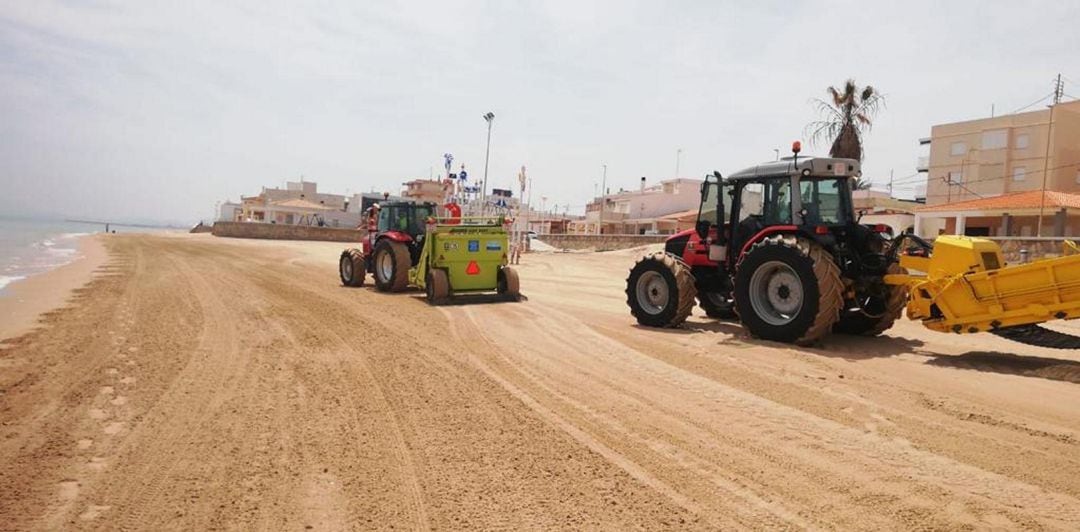 Máquinas trabajando en la playa de Piles