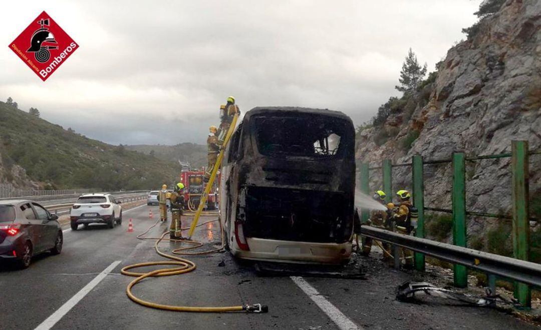 El autobús donde viajaban los jóvenes jugadores alicantinos de balonmano tras el incendio