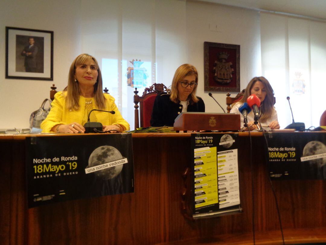 La alcaldesa, Raquel González, (en el centro), presenta la Noche de Ronda, acompañada de la conejal de Cultura, Azucena Esteban (izqda) y la de Turismo, Celia Bombín