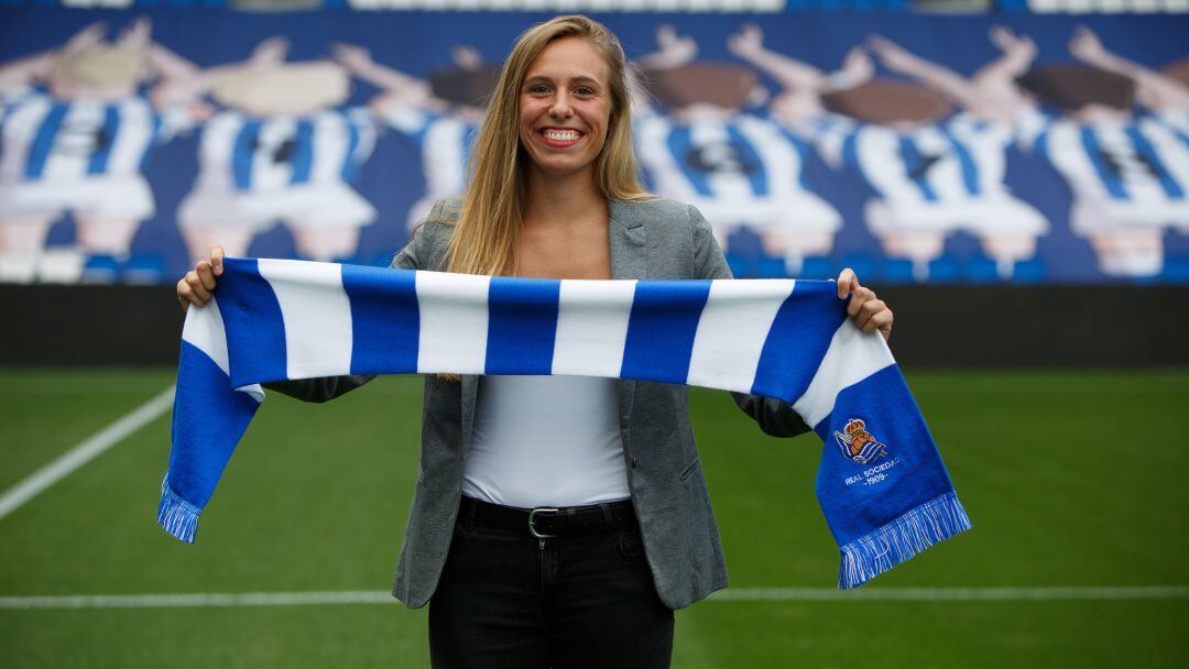 Maitane posa con una bufanda de la Real en el Reale Arena