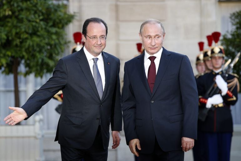 El presidente francés, Francois Hollande (i), saluda a su homólogo ruso, Vladímir Putin, durante una reunión el 5 de junio de 2014,