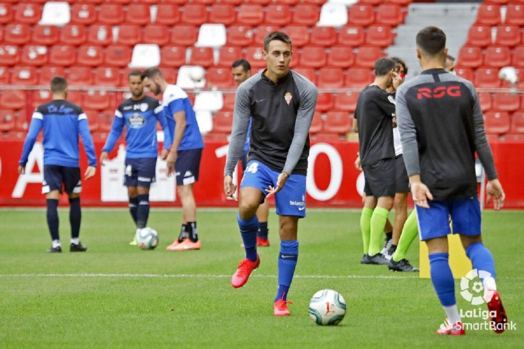 Pedro Díaz durante el calentamiento del partido contra el Lugo