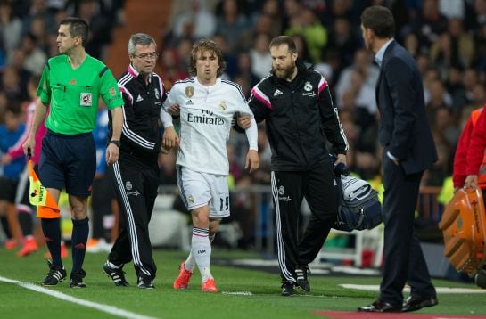 Luka Modric abandona el campo lesionado en el Real Madrid - Málaga.