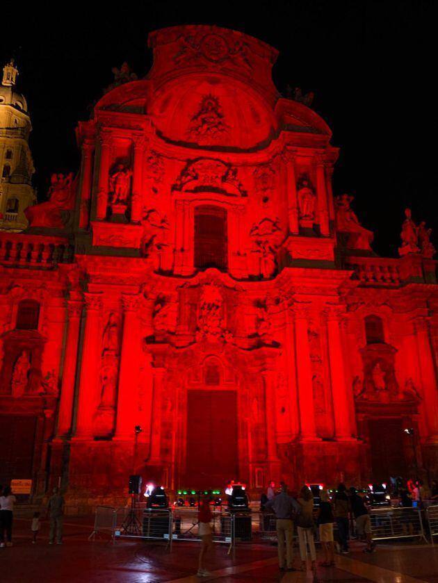 La Catedral de Murcia, de rojo