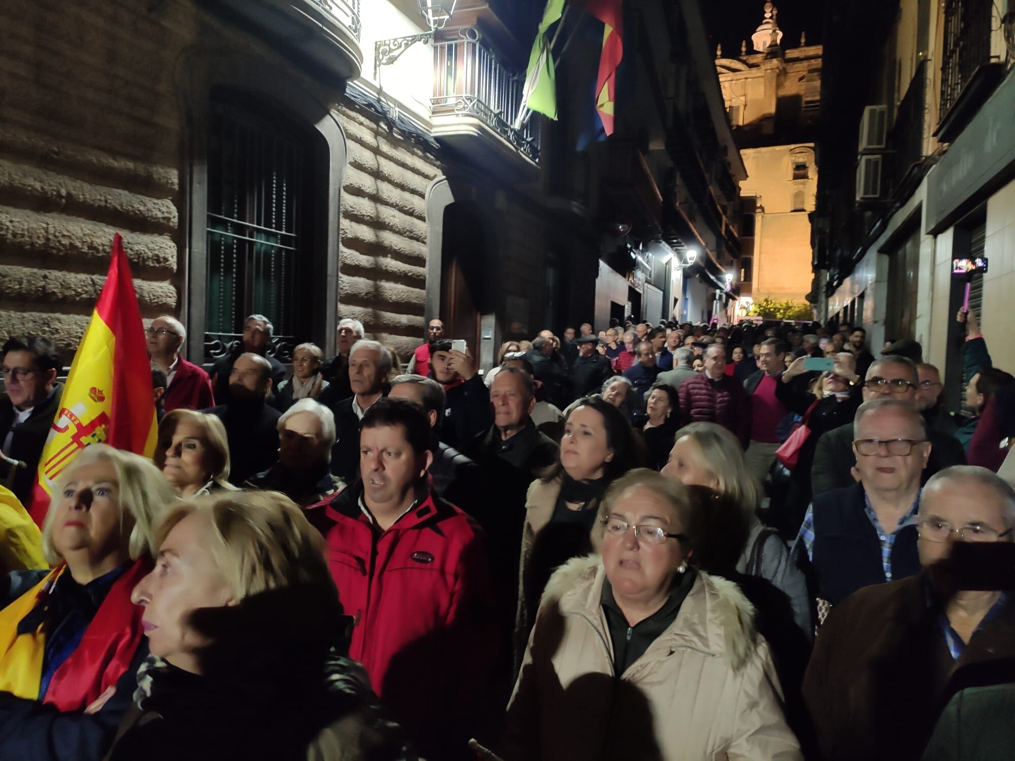 Concentración ciudadana contra la Ley de Amnistía a las puertas de la sede socialista en Jaén