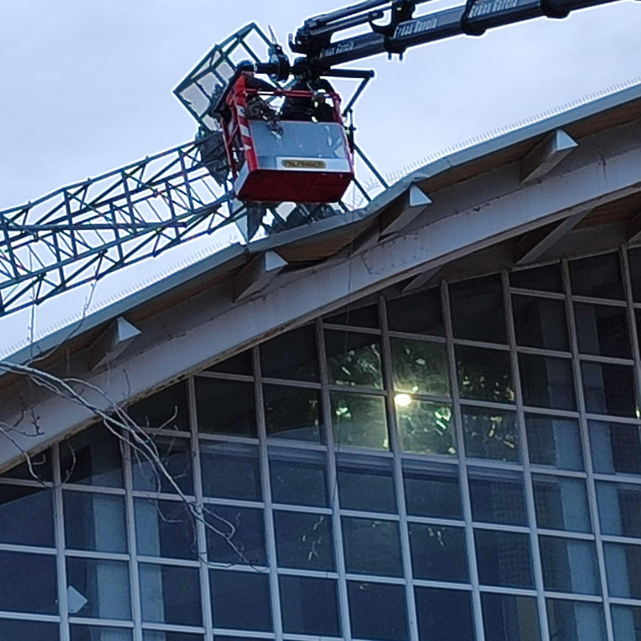Trabajos de reparación de los daños en el polideportivo