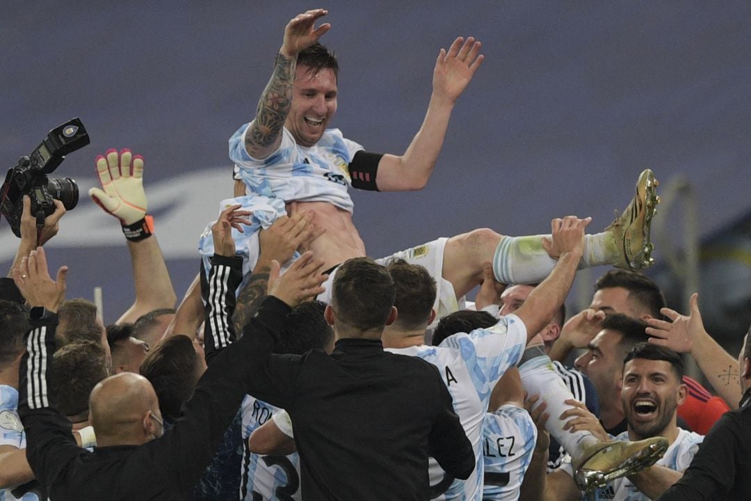 Leo Messi siendo manteado por sus compañeros de Argentina