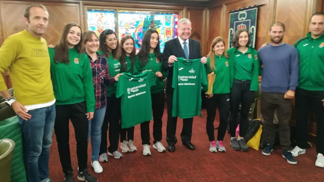 El Sprint León visito el Ayuntamiento de León tras su ascenso