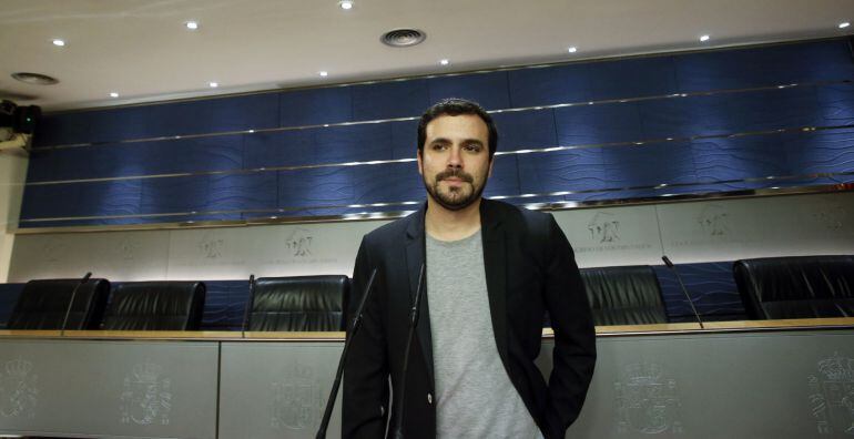 El portavoz parlamentario de IU, Alberto Garzón, al inicio de la rueda de prensa que ha ofrecido hoy tras la reunión de las comisiones negociadoras de PSOE e IU.