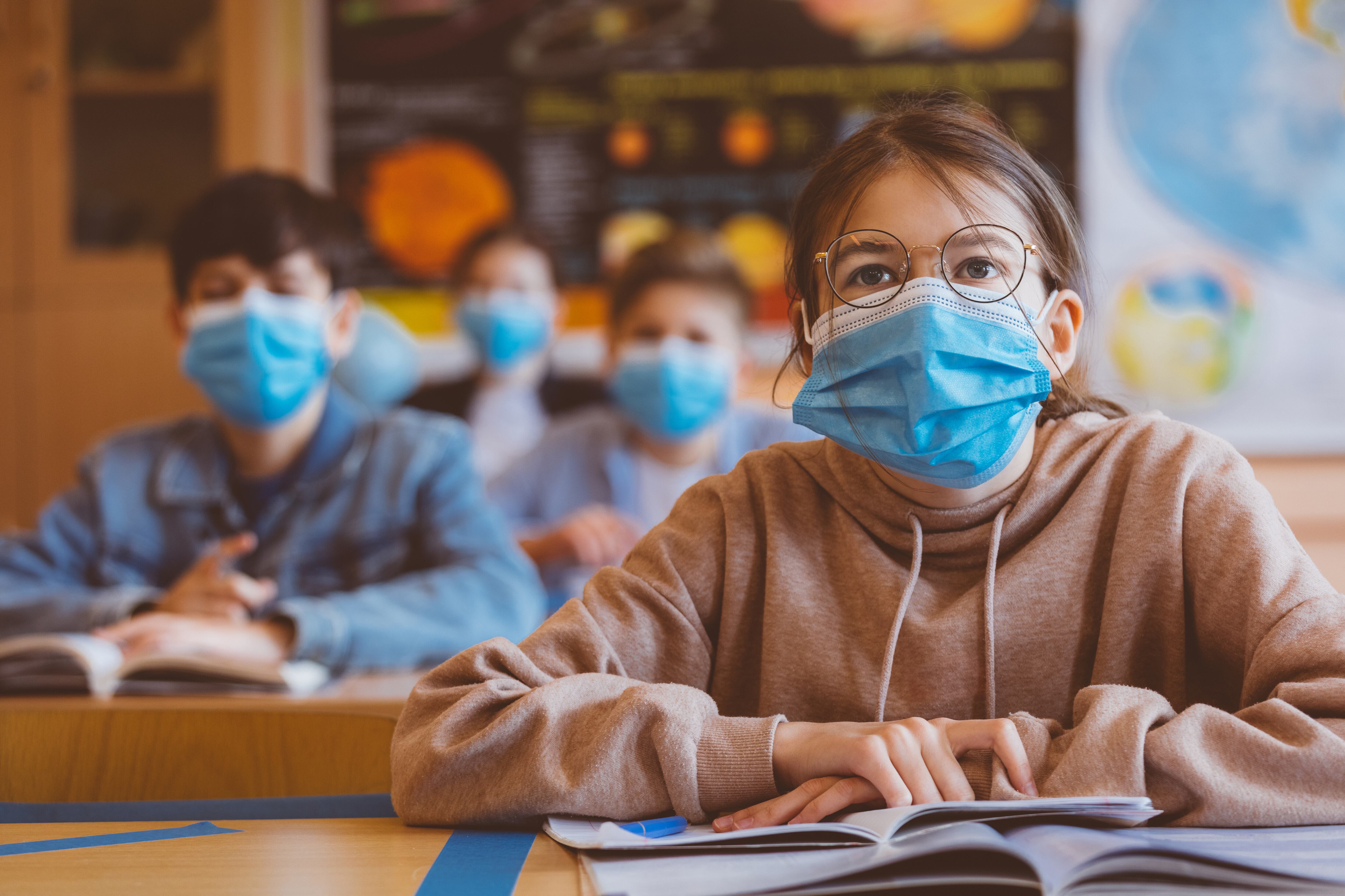 Alumnos en clase con la mascarilla