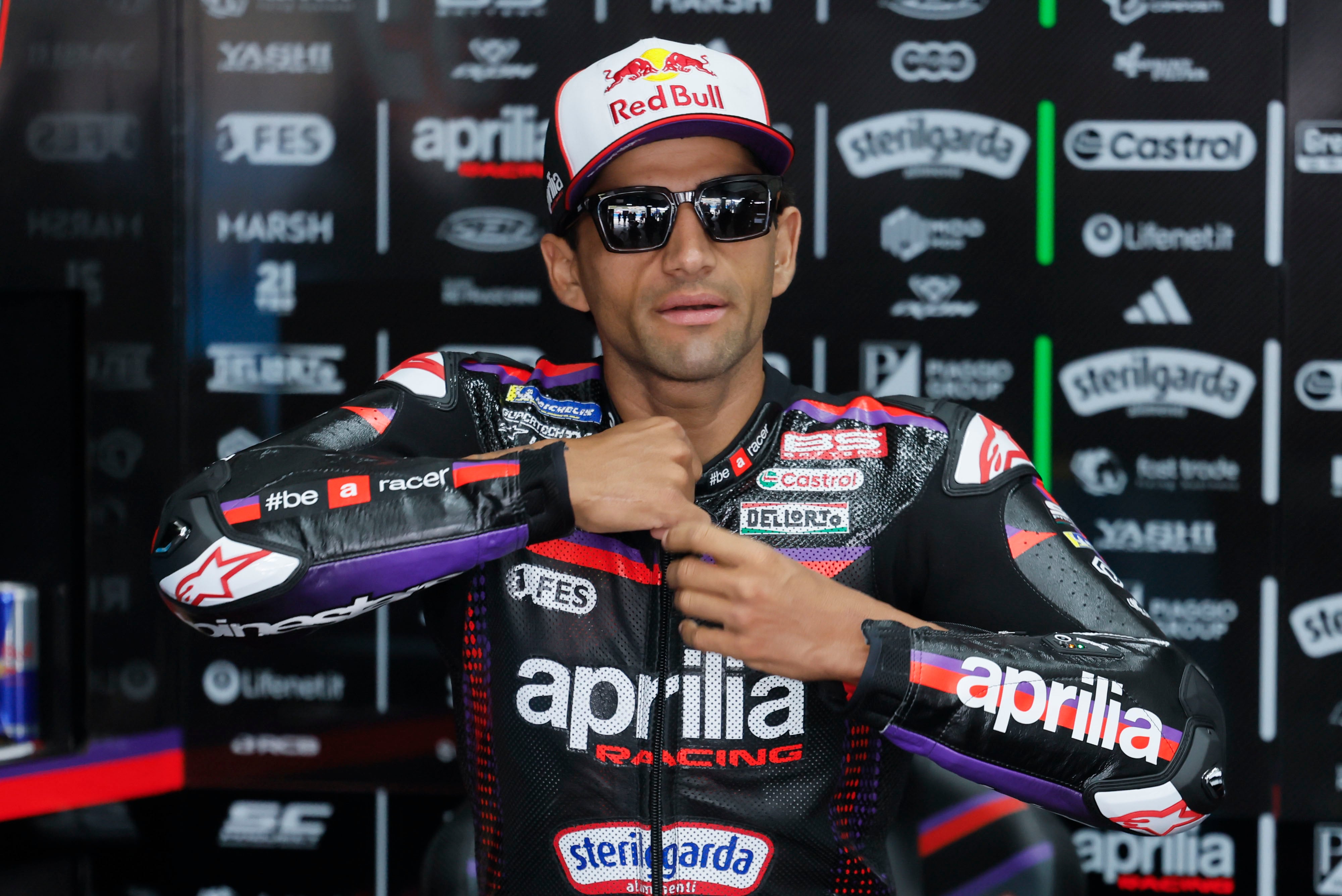 El piloto Jorge Martín, Aprilia, se prepara para los primeros entrenamientos libres de MotoGP este viernes en el circuito de Jerez, EFE/ Jose Manuel Vidal