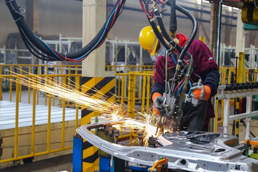 Un operario trabajando en una fábrica.