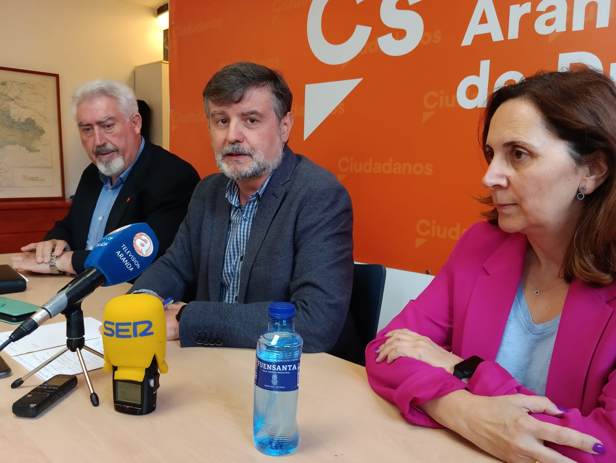 Martín Hontoria, en el centro, con Elia Salinero y el coordinador de Ciudadanos, José Ignacio Delgado