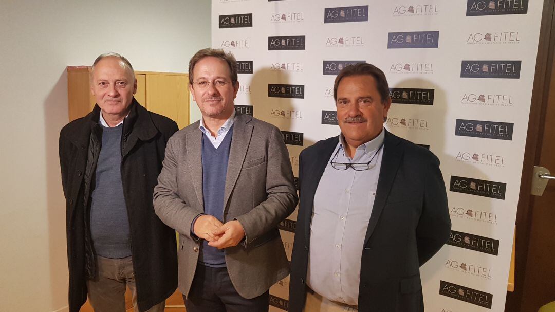 El presidente de la Fundación Anastasio de Gracia, Pedro Hojas - en el centro - acompañado por el secretario general de UGT CyL, Faustino Temprano, y el secretario general de UGT FICA en CyL, Miguel Ángel Gutiérrez 