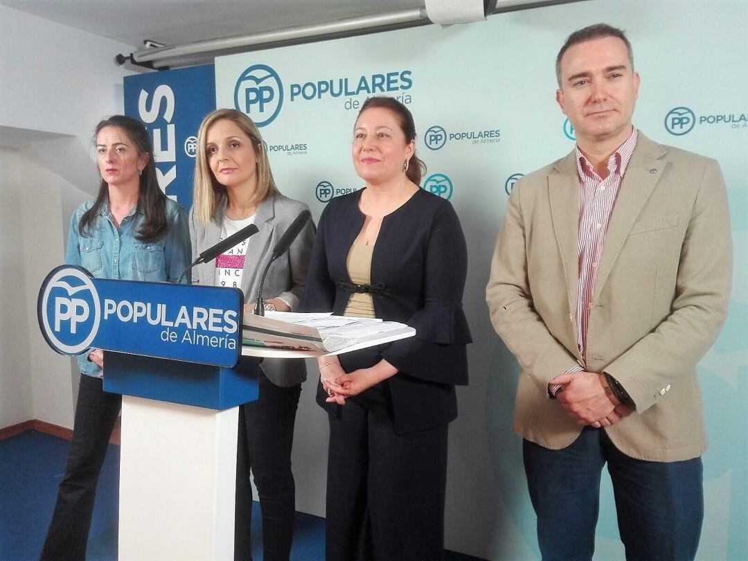 Aranzazu Martín, Maribel Sánchez, Carmen Crespo y Amós García, parlamentarios del PP por Almería.